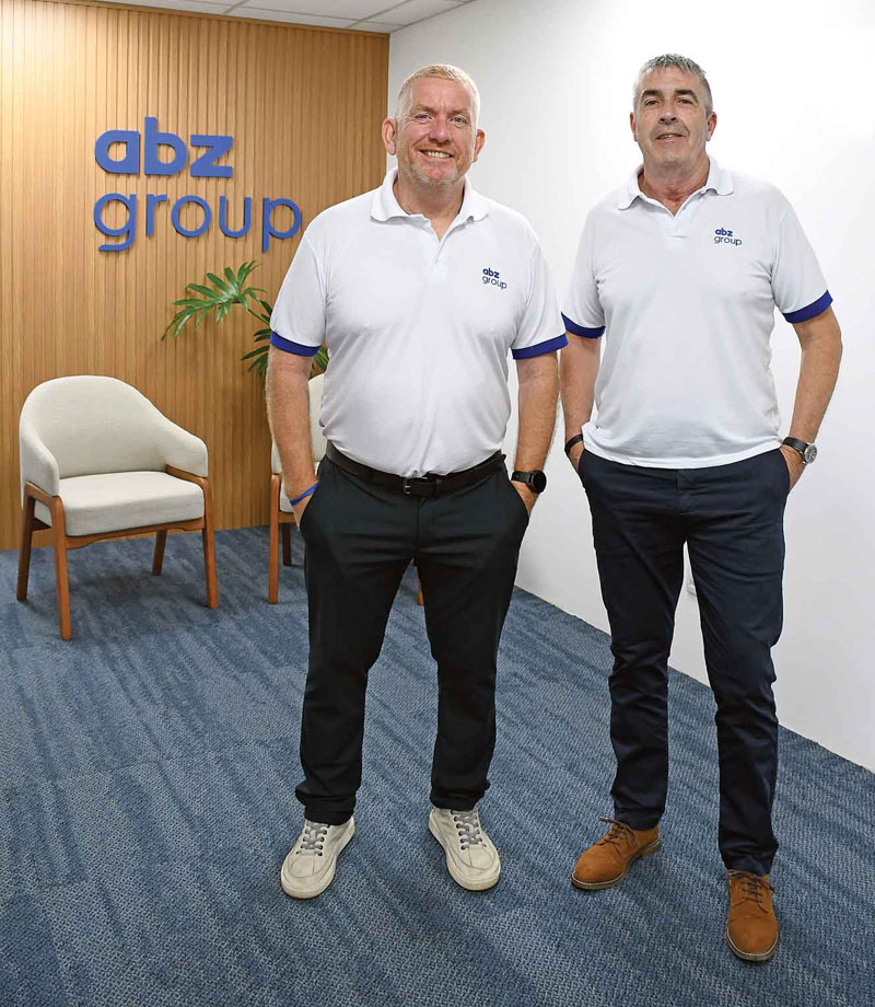 Gordon Walker e William Mair criaram a ABZ Group em Macaé há 13 anos, após décadas de experiência nos setores de óleo, gás e navegação. (Foto Alle Tavares)
