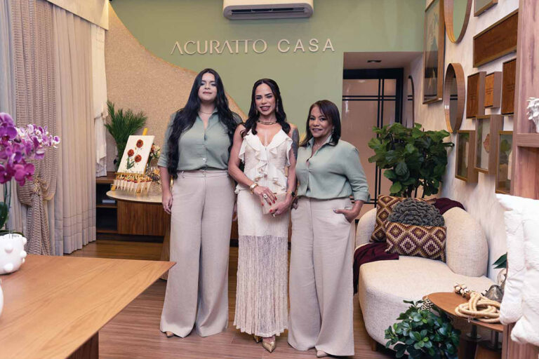 A Acuratto Casa inicia sua trajetória em Macaé com o desejo de transformar casas, consultórios e espaços profissionais em ambientes que tenham beleza, identidade e significado. Na foto acima: a proprietária da loja Beatriz Araújo, entre as consultoras decor Laisa e Nilcea. (Foto Brunella Freitas)