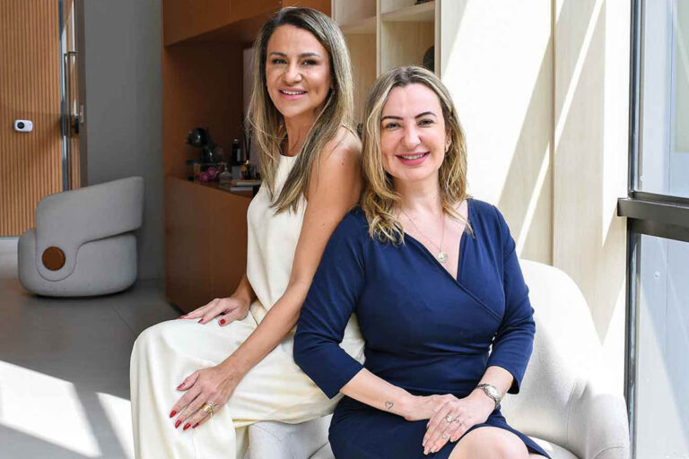 Dra. Maira Assis, à esquerda (responsável técnica da Botoclinic), com a cliente Simone Sales, que está super satisfeita com os resultados dos tratamentos da clínica. (Foto Alle Tavares)