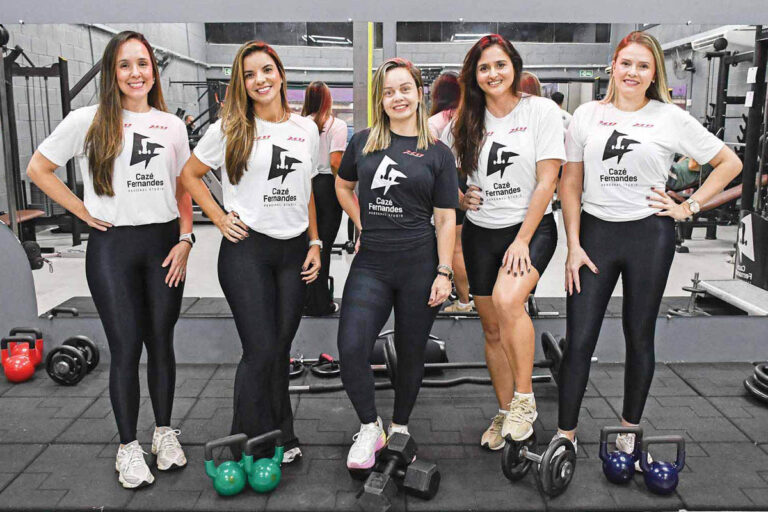 As alunas do Cazé Fernandes Personal Studio. (Da esquerda para a direita): Mariana Gon, Lívia Pessanha, Carine Fernandes, Lívia Sardinha e Francine Braz buscam boa forma com saúde. (Foto Alle Tavares)