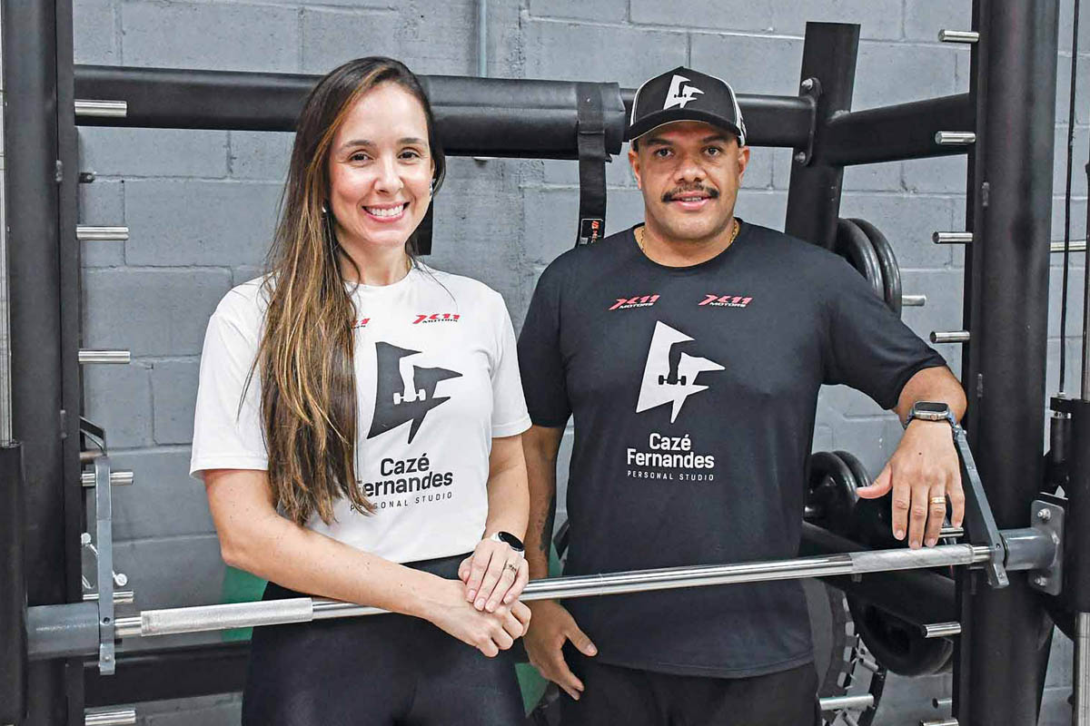 Mariana Gon com o personal trainer Cazé Fernandes. Prestes a completar 40 anos, ela mudou a perspectiva sobre o próprio corpo e sua autoestima. (Foto Alle Tavares)