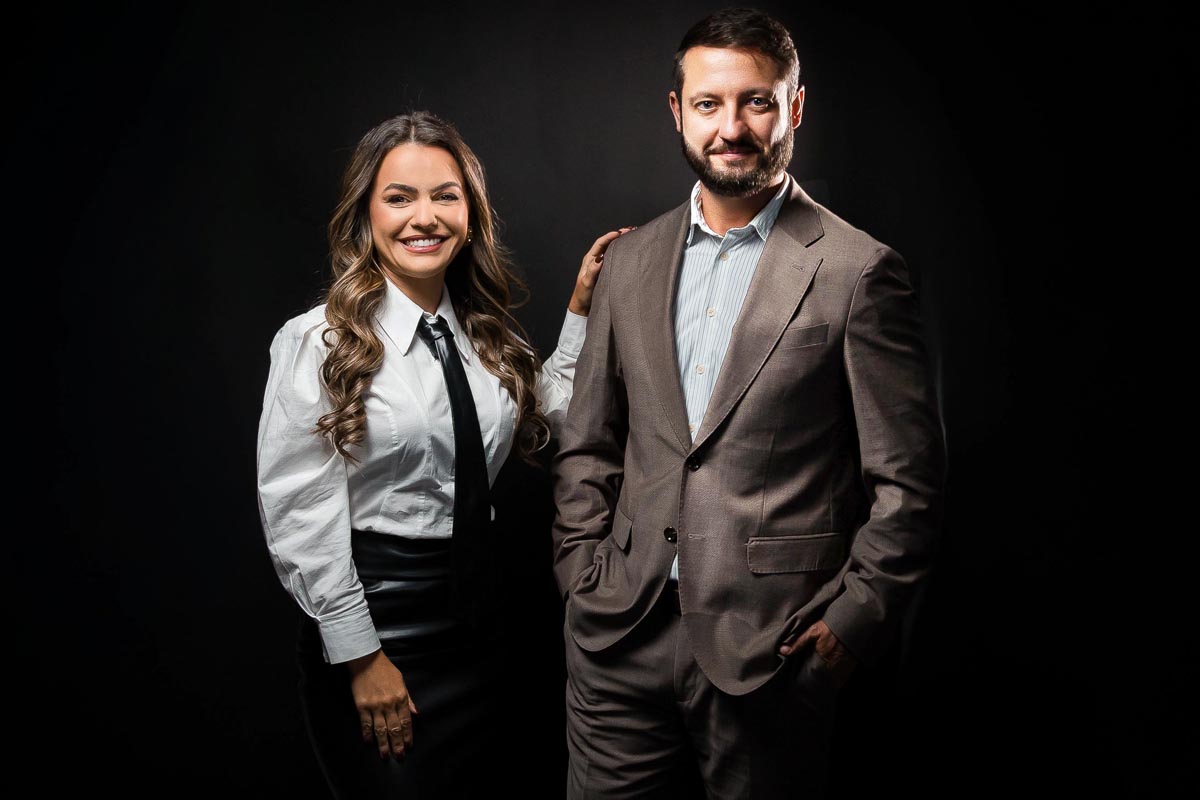 O casal de dermatologistas e tricologistas Samara e Leonardo Schypula está a frente da clínica Capillum, oferecendo os serviços de transplantes capilar, barba e sobrancelha. (Foto Márcio Raro)