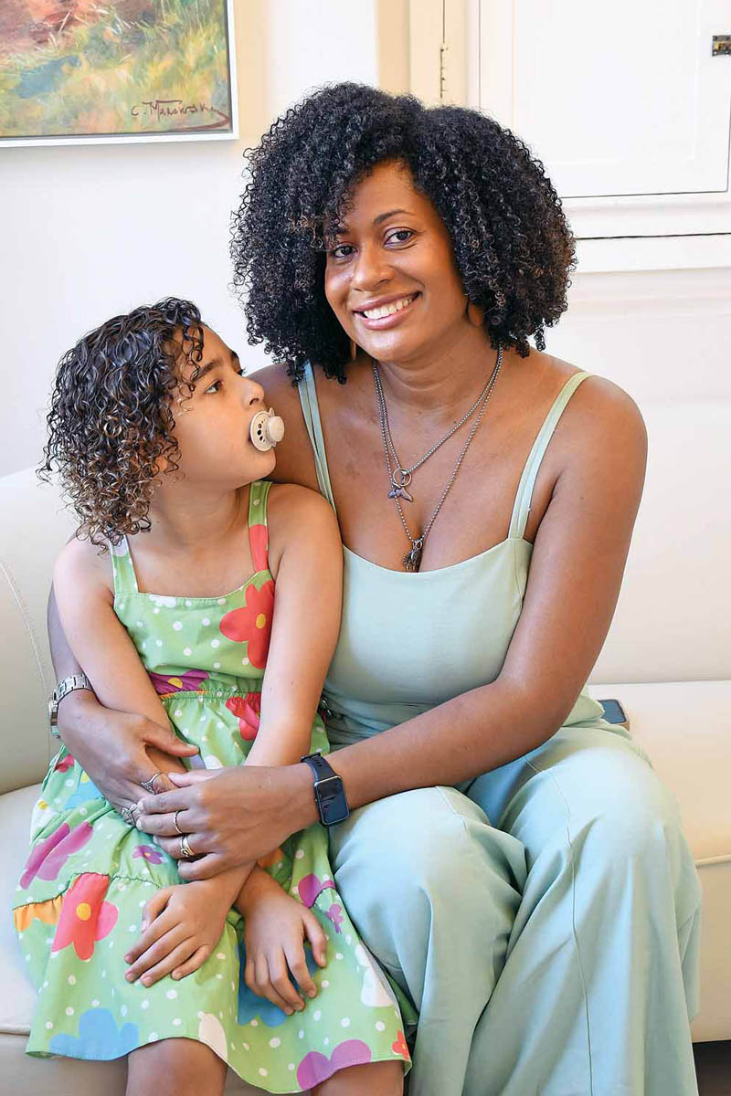 Roselane Carneiro do Nascimento Scherrer de Lima com a filha Yve, de 6 anos. Ela está no espectro autista e se trata com a Dra. Tânia desde 2021, tendo uma boa evolução. (Foto Alle Tavares)