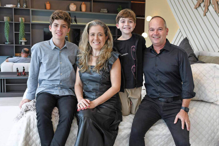 Guillermo (9 anos) sempre gostou de produzir vídeos em casa e entrou na trend “o negócio do meu pai” para a Italínea Macaé, que teve mais de 50 mil visualizações. Ao lado, o irmão Henrico, a mãe Milena e o pai Rodrigo Arenales, prorprietário da Italínea. (Foto Alle Tavares)