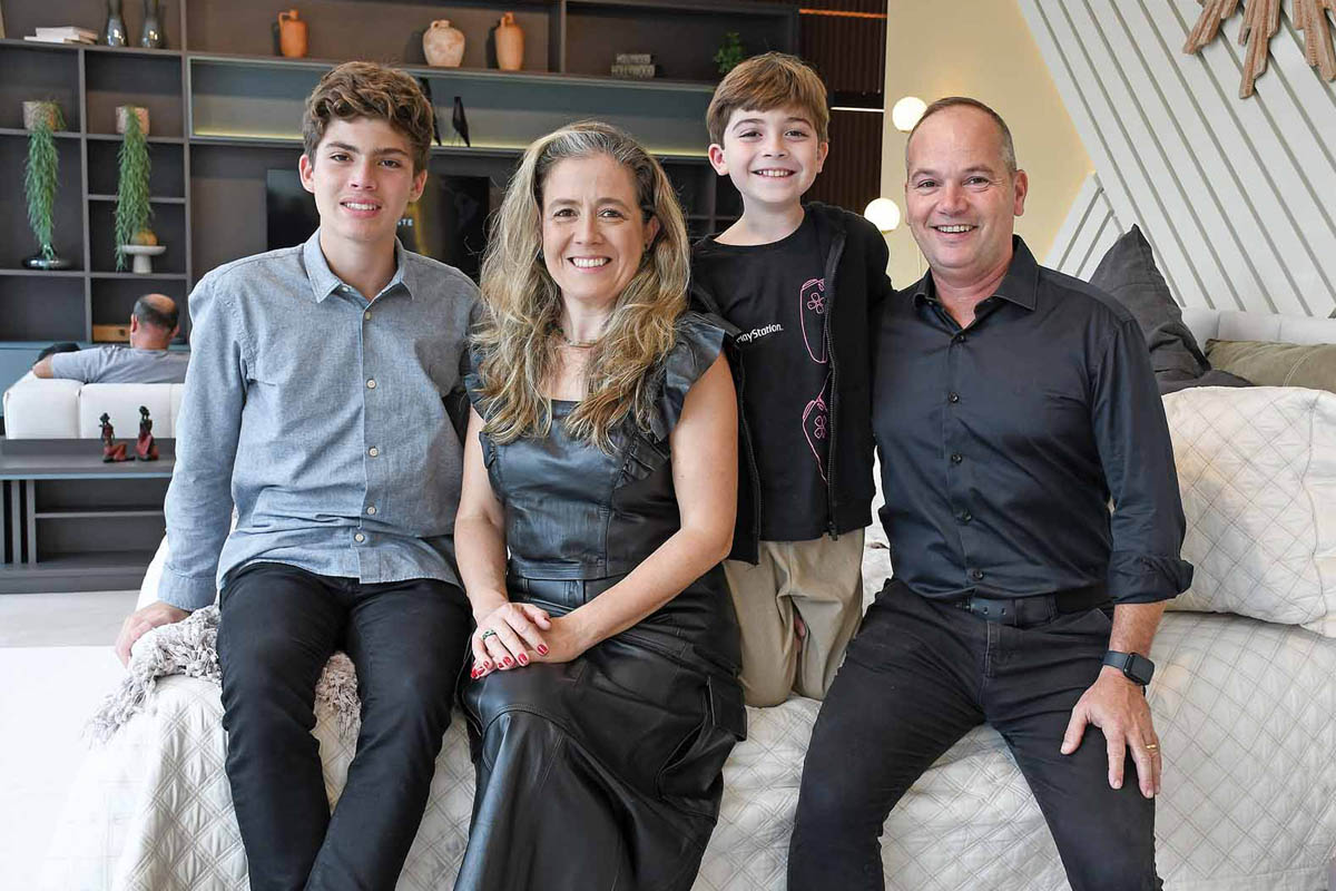 Guillermo (9 anos) sempre gostou de produzir vídeos em casa e entrou na trend “o negócio do meu pai” para a Italínea Macaé, que teve mais de 50 mil visualizações. Ao lado, o irmão Henrico, a mãe Milena e o pai Rodrigo Arenales, prorprietário da Italínea. (Foto Alle Tavares)