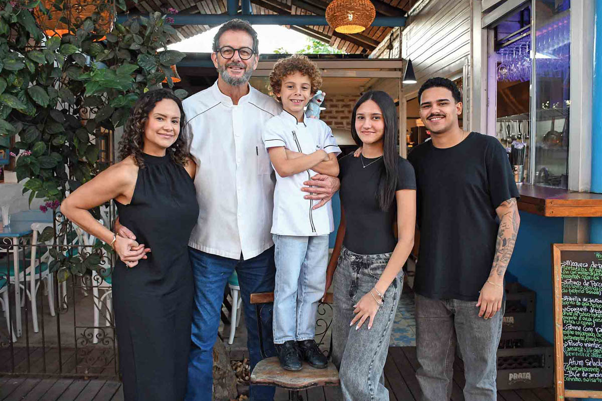 Pietro Lucas (7 anos) sempre se interessou por culinária, pela influência do seu pai Gerson Lucas. Ele desejada e de ter um canal, que se concretizou depois da trend “o negócio do meu pai”. Na foto, a mãe Tatiana, o pai Gerson e os irmãos Sofia e Luiz Felipe. (Foto Alle Tavares)