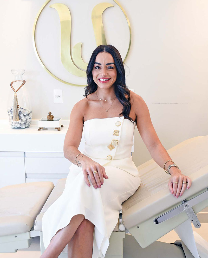 Isabela Jardim é paciente da Dra. Lívia há 12 anos, fez sua primeira sessão de HandPico e conta que percebeu mudanças logo nos primeiros dias. (Foto Alle Tavares)