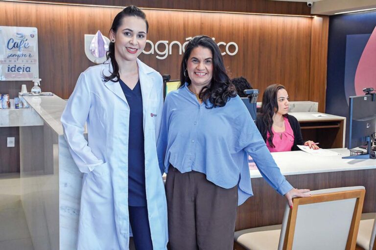 A sócia-proprietária do Diagnóstico, Aline Dutra (à direita), com a auxiliar de coleta do laboratório, Taniele Jesus de Castro. Ela destaca que todos os profissionais são capacitados para lidar com pacientes que têm fobia e também para atender crianças, que normalmente possuem resistência a agulhas. (Foto Alle Tavares)