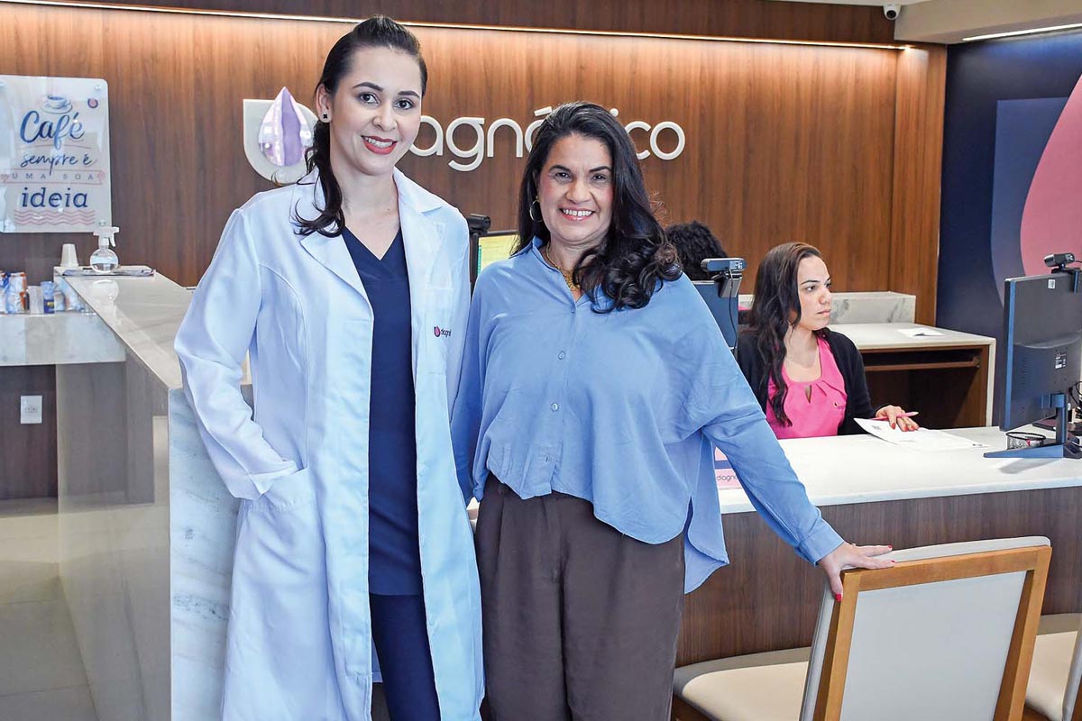 A sócia-proprietária do Diagnóstico, Aline Dutra (à direita), com a auxiliar de coleta do laboratório, Taniele Jesus de Castro. Ela destaca que todos os profissionais são capacitados para lidar com pacientes que têm fobia e também para atender crianças, que normalmente possuem resistência a agulhas. (Foto Alle Tavares)