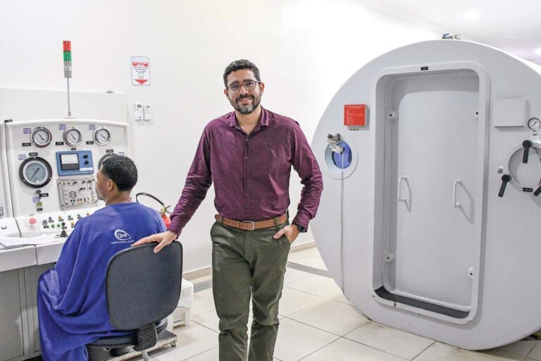 O médico da clínica OHM, Dr. Thiago Lima, frisa que a oxigenoterapia não substitui antibióticos ou cuidados cirúrgicos, mas atua como tratamento complementar, acelerando a recuperação e melhorando desfechos clínicos. (Foto Alle Tavares)