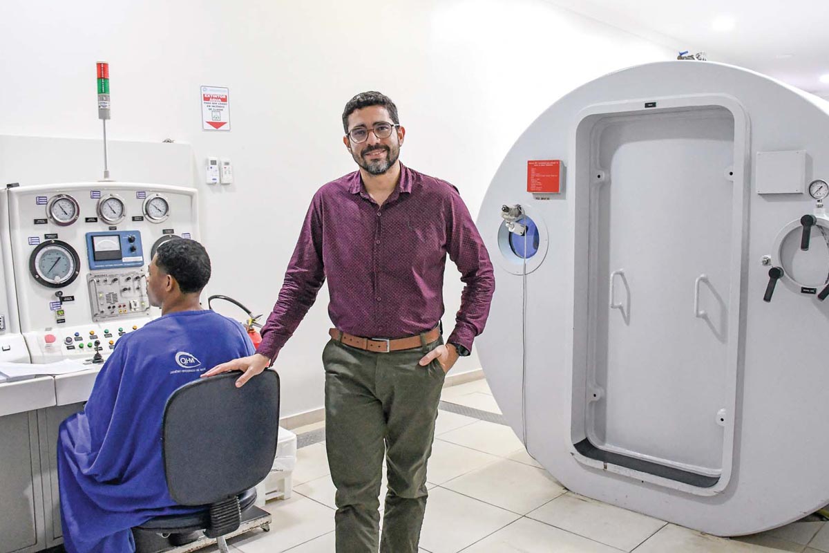 O médico da clínica OHM, Dr. Thiago Lima, frisa que a oxigenoterapia não substitui antibióticos ou cuidados cirúrgicos, mas atua como tratamento complementar, acelerando a recuperação e melhorando desfechos clínicos. (Foto Alle Tavares)
