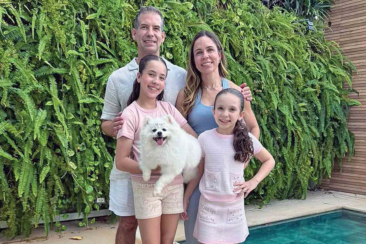 A família de Milena Monteiro e Bruno Santos ganhou Branca de Neve, uma Lulu da Pomerânia, em agosto de 2022. Uma surpresa preparada pelo pai para as filhas Manuela, de 11 anos, e a Anna, de 9. Além da Manu perder o medo de cachorro, a convivencia touxe ainda mais empatia, responsabilidade, paciencia e reipeito pelos animais. (Foto de arquivo)