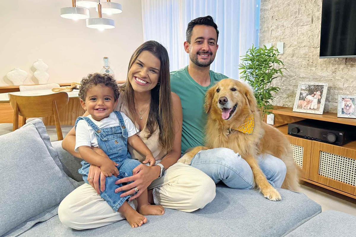 Na casa da SamaraGuedes e Diego Bassetti, essa relação começou antes do nascimento do filho, Miguel, hoje com 1 anos e 7 meses. Tobias, um Golden Retrivier de 5 anos, acompanhou toda a gestação de Miguel, e hoje, existe uma relação de cimpricidade entre os dois. (Foto Alle Tavares)