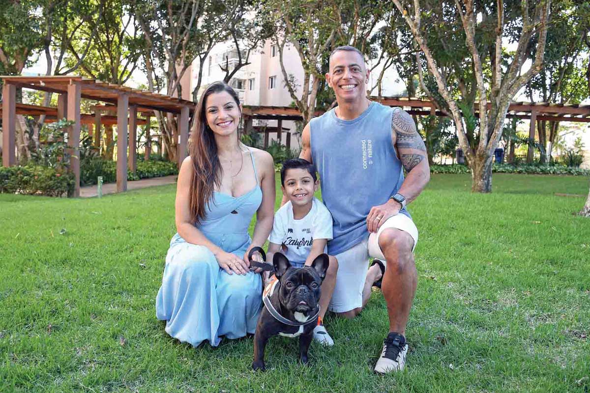 Para Melissa e Jairo Antunes, o cachorro Zé ocupa um lugar especial na vida do filho Murilo, de 6 anos. Os dois brincam, correm pela casa, dormem juntos e, como verdadeiros irmãos, também implicam um com o outro. (Foto Alle Tavares)