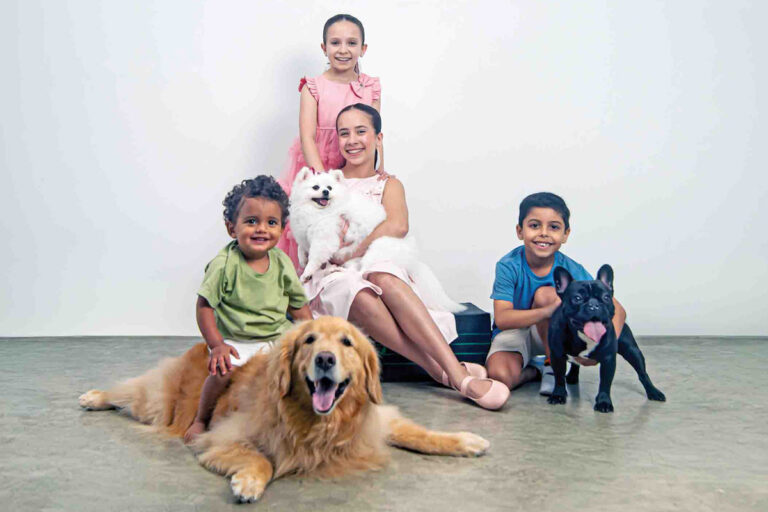 As crianças com seus pets no ensaio para a foto de capa. Da esquerda para a direita: Miguel com Tobias, Anna e Manu com Branca e Murilo com Zé. Uma farra no estúdio Bem Bossa, da fotógrafa Bianca Costa.