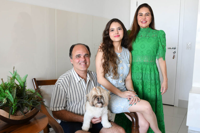 O casal Karina Queiroz e Rangel Guimarães se prepara para ficar sem a compania da filha única em casa. Isabela vai fazer o ENEM este ano e, se der tudo certo, sairá de casa para estudar Direito em São Paulo no ano que vem. (Foto Alle Tavares)