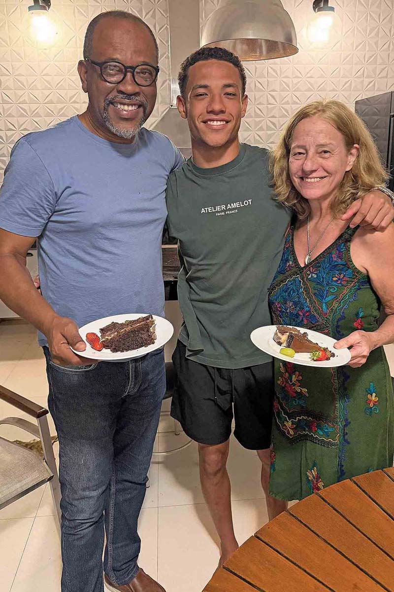 Otávio deixou Macaé para cursar Engenharia Elétrica na UFES, em Vitória. Hoje, Vânia Coutinho e Renato daCosta Lima matam as saudades do filho nas férias e em datas especiais, como aniversário e Dia das Mães. (Fotos de arquivo)

