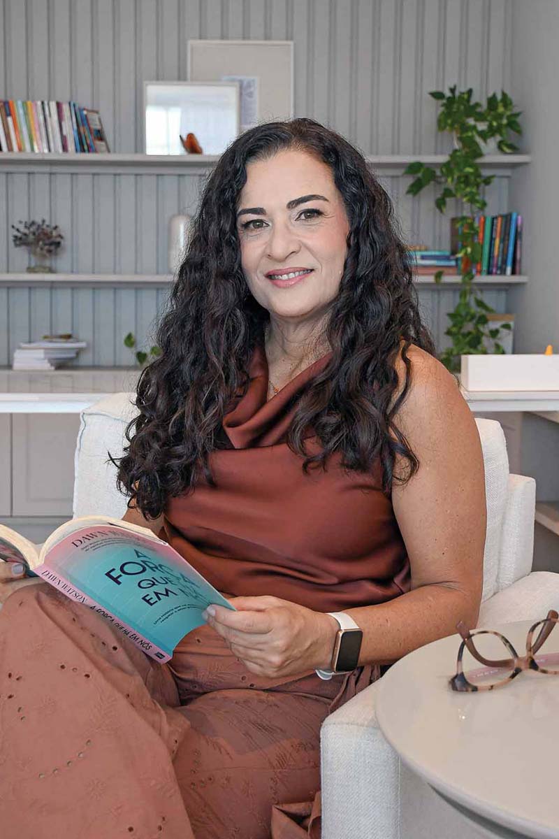 A psicóloga Evelin Maia da Costa aponta que a saída dos filhos deve ser compreendida como uma transição natural do ciclo familiar,e não como uma experiência que obrigatoriamente precisa ser acompanhada de sofrimento. (Foto Alle Tavares)
