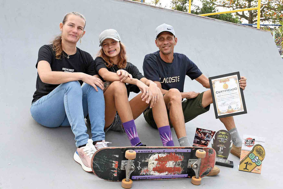Maria Victória Heller Ribeiro, a Vivi Radical, com os pais Carlos André Ribeiro e Márcia Heller, que apoiam totalmente a realização do sonho da filha de se destacar no esporte.